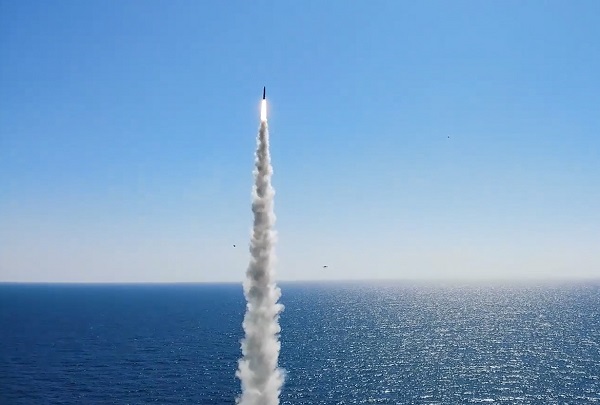 국방부가 잠수함발사탄도미사일(SLBM)의 발사 장면을 추가 공개했다. 해당 미사일은 국내에서 독자로 개발해 의미가 있다. 사진=국방부 제공