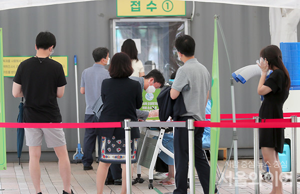 서울 중구 서울시청 광장에 마련된 선별검사소를 찾은 시민들이 검사를 받기위해 대기하고 있다. 사진=서울와이어 DB