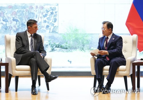 문재인 대통령이 20일(현지시간) 보루트 파호르 슬로베니아 대통령과 정상회담을 하는 모습. 사진=연합뉴스 제공