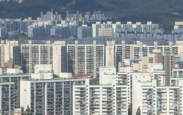 주거정책심의위원회 위원 정수가 25명에서 29명으로 늘어날 예정이다. 서면심의 요건도 강화돼 충실한 회의를 거치지 못했다는 불만이 해소될 전망이다. 사진=서울와이어 DB