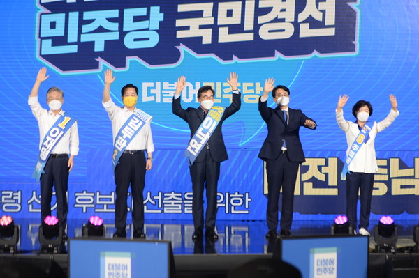 4일 오후 대전시 유성구 도룡동 대전컨벤션센터에서 열린 더불어민주당 대선 후보자 선출을 위한 대전·충남 합동연설회에서 후보자들이 기념촬영을 하고 있다. 사진 왼쪽부터 이재명, 김두관, 이낙연, 박용진, 추미애 후보. 사진=연합뉴스