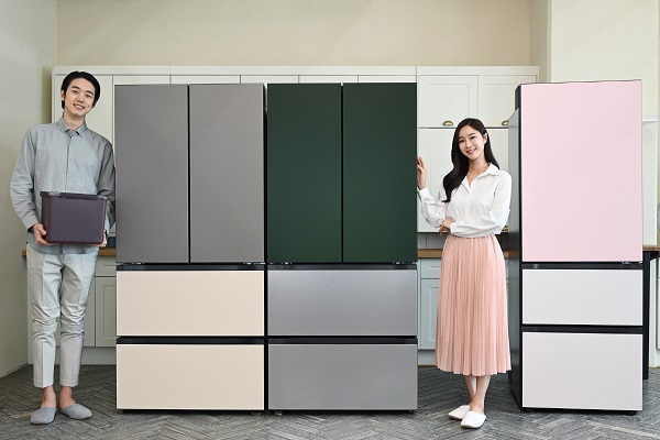 LG전자가 대용량 491ℓ 김치냉장고 ‘디오스 김치톡톡 오브제컬렉션‘를 소개하고 있다. 사진=LG전자 제공