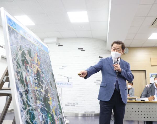 박승원 광명시장이 지난 8월13일 열린 광명시 간담회에서 개발계획을 설명하고 있다. 사진=광명시 제공