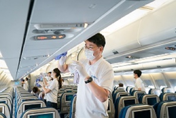 지난해 6월 서울 강서구 대한항공 본사 격납고에서 조원태 한진그룹 회장을 비롯한 임직원들이 직접 기내 소독을 실시하고 있다. 사진=한진그룹 제공