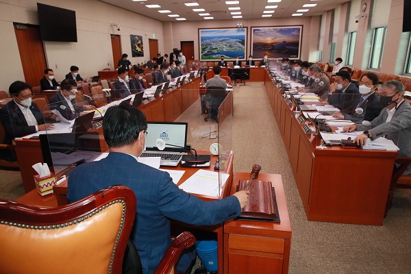 이헌승 국회 국토교통위원장이 28일 서울 여의도 국회에서 열린 국토교통위원회 전체회의에서 의사봉을 두드리고 있다. 사진=국회사진기자단 제공