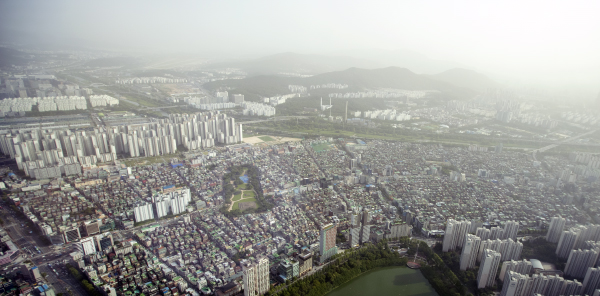 강준현 더불어민주당 의원이 자금조달계획서를 분석한 결과 주택구입 자금 절반 이상을 금융기관 대출을 활용한 2030세대 비율은 36.2%로 집계됐다. 사진=서울와이어 DB