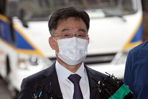 경기 성남시 대장동 개발사업에서 특혜를 받은 의혹이 제기된 화천대유자산관리(화천대유)의 최대주주 김만배 씨가 지난달 27일 오전 참고인 신분으로 조사받기 위해 서울 용산경찰서로 들어서며 취재진 질문에 답하고 있다. 사진=연합뉴스 제공