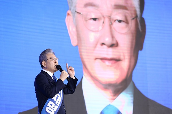 이재명 경기도지사가 10일 서울 순회경선을 치룬 결과 누적 득표율 50.29%를 기록하며 결선 투표 없이 본선 후보로 확정됐다. 사진=연합