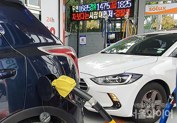 30일 한국석유공사 유가정보서비스 오피넷에 따르면 10월 넷째 주 전국 주유소 휘발유 평균 판매가격은 전주 대비 30.3원 오른 ℓ당 1762.8원으로 집계됐다. 사진=이태구 기자