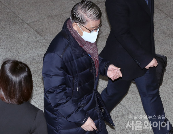 횡령과 배임 혐의를 받고 있는 최신원 SK네트웍스 회장이 사내 모든 직책에서 사임했다.  사진=이태구 기자