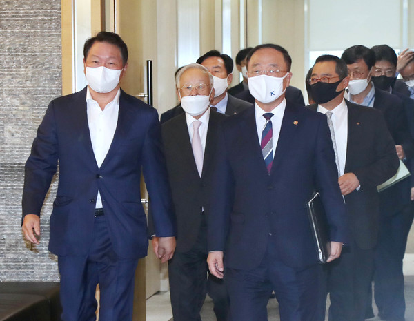 지난달 열린 부총리·경제 5단체장 간담회에서 최태원 대한상의 회장(SK그룹 회장)은 NDC 상향안에 대한 국내 기업의 우려를 홍남기 부총리 겸 기획재정부 장관에게 전달했다. 사진=대한상공회의소 제공 