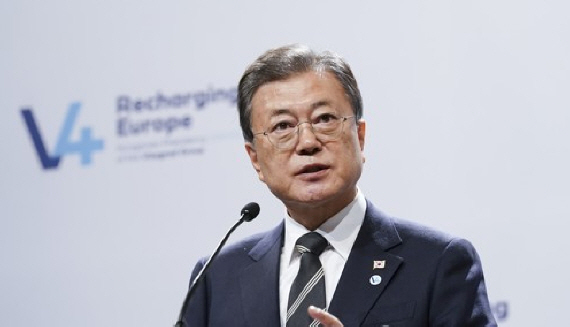 문재인 대통령은 지난 4일(현지시간) V4 정상들과 회담에서 원전 협력을 강조했다. 사진=연합뉴스 제공