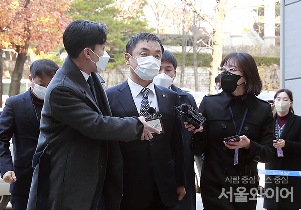 도이치모터스 주가조작·배임 혐의를 받고 있는 권오수 도이치모터스 회장이 16일 오전 서울 서초구 서울중앙지법에서 열린 영장실질심사에 출석하기 위해 법정으로 이동하고 있다.