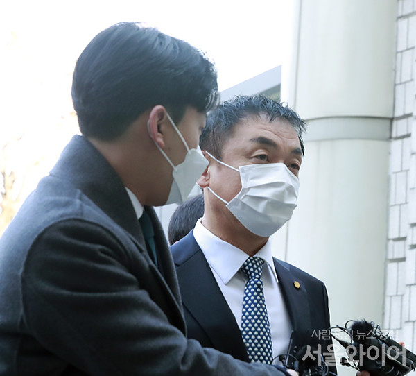 도이치모터스 주가조작·배임 혐의를 받고 있는 권오수 도이치모터스 회장이 16일 오전 서울 서초구 서울중앙지법에서 열린 영장실질심사에 출석하기 위해 법정으로 이동하고 있다.