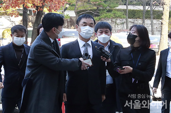 도이치모터스 주가조작·배임 혐의를 받고 있는 권오수 도이치모터스 회장이 16일 오전 서울 서초구 서울중앙지법에서 열린 영장실질심사에 출석하기 위해 법정으로 이동하고 있다.