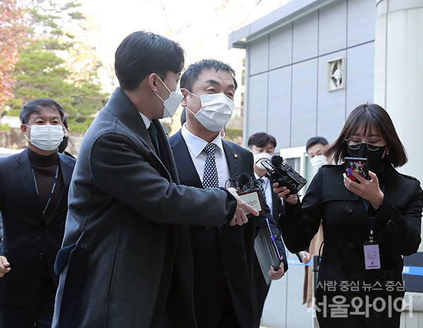 도이치모터스 주가조작·배임 혐의를 받고 있는 권오수 도이치모터스 회장이 16일 오전 서울 서초구 서울중앙지법에서 열린 영장실질심사에 출석하기 위해 법정으로 이동하고 있다.