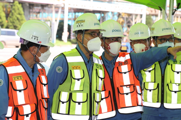 지난 8월3일 최정우 포스코그룹 회장과 포스코노동조합이 포항제철소 현장 안전격려 활동을 펼쳤다. 최정우 포스코그룹 회장(왼쪽 두 번째)과 김경석 포스코노동조합 위원장(왼쪽 세 번째) 사진=포스코그룹 제공