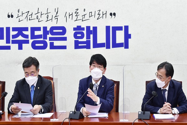 (왼쪽에서 두번째) 더불어민주당 박완주 정책위의장이 국회에서 열린 원내대책회의에서 발언하고 있다. 사진=국화사진기자단 제공