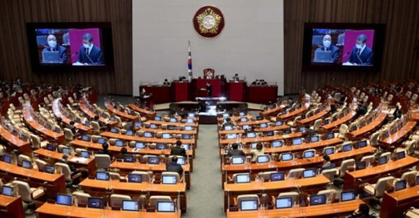 더불어민주당과 국민의힘 원내대표는 1일 오후 국회에서 예산안 관련 협의를 갖고 정부 제출안 604조 원에서 3조 원가량 늘어난 총 607조 원 규모의 내년도 예산안에 잠정 합의했다. 사진=연합뉴스 제공