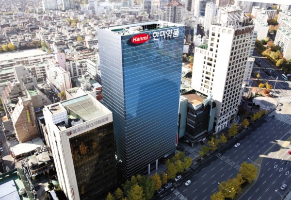 한미약품이 미국 랩트사·머크앤드컴퍼니사와 협업해 개발 중인 면역항암신약 'FLX475'는 세포의 종양 내 이동에 관여하는 CCR4 단백질의 역할을 감소시키는 경구용 면역항암제다. 사진=한미약품 제공