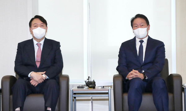 최태원 대한상공회의소회장은 지난 16일 윤석열 국민의힘 대선 후보와 만나 경제계를 대표해 기업 규제개혁 의견을 전달했다. 지난달 이재명 더불어민주당 후보에게 규제개혁을 당부한 바 있다. 사진=대한상의 제공