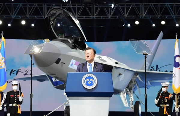 문재인대통령은 20일 장성 진급·보직 신고 및 수치수여식 이후, 4강에 둘러싸인 지정학적 상황에서 우리가 휘둘리지 않기 위해서는 ‘절치부심’의 자세가 필요하다고 강조했다. 사진=연합뉴스 제공