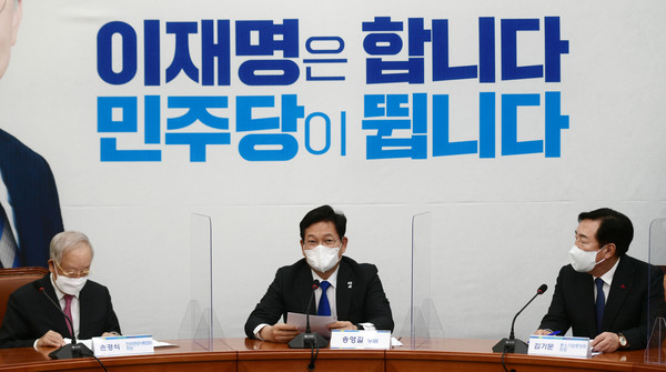 손경식 한국경영자총협회장과 김기문 중소기업중앙회장이 국회에서 송영길 더불어민주당 대표를 만나 노동입법 추진에 대한 경제계 우려의 뜻을 전달했다. 사진=연합뉴스 제공