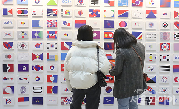 22일 삼성동 코엑스에서 열린 제20회 서울디자인 페스티벌을 찾은 관람객들이 전시장을 둘러 보고 있다.