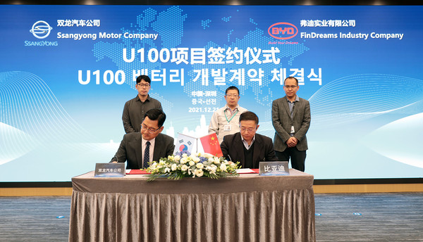심준엽 쌍용차 NEV 추진단 단장(왼쪽)과 자오톰 BYD 글로벌 비즈니스 총괄사장(오른쪽) 기술협력 양해각서를 체결했다. 사진=쌍용자동차 제공