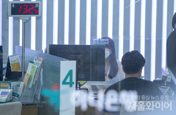 한국은행 경제통계시스템에 따르면 올 10월 기준 금리수준에 따른 가계대출 비중 가운데 금리 3% 이상인 구간 비중이 전달보다 늘어났다.  사진=서울와이어 DB