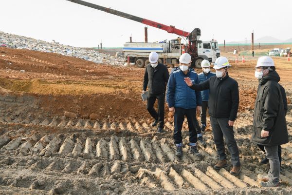 (오른쪽에서 두번째) 신창현 SL공사 사장이 동절기 현장을 점검하고 있다. 사진=SL공사 제공