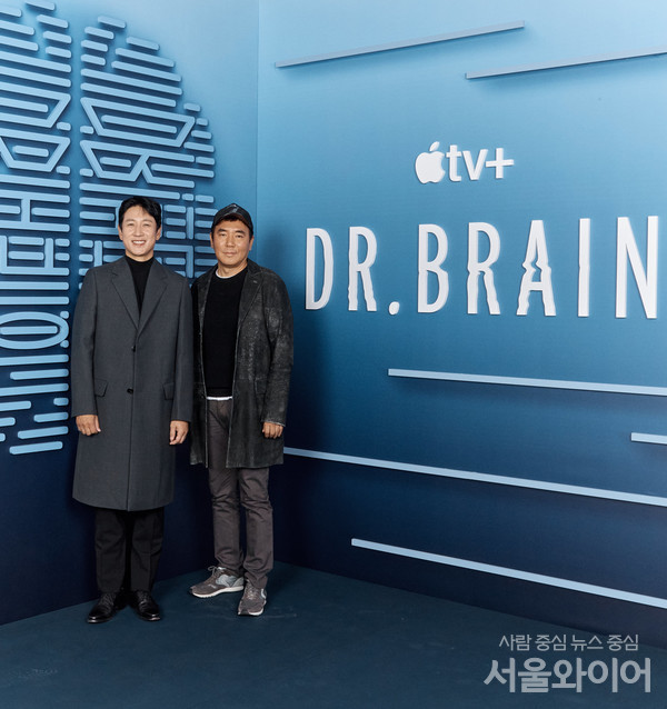 애플TV+ 최초의 한국어 오리지널 시리즈 ‘Dr. 브레인’ 김지운 감독과 '고세원' 역의 배우 이선균. 사진=애플TV+ 제공