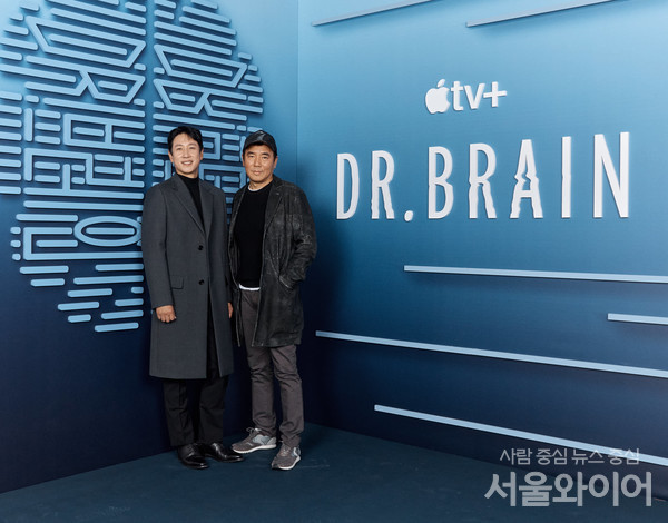 애플TV+ 최초의 한국어 오리지널 시리즈 ‘Dr. 브레인’ 김지운 감독과 '고세원' 역의 배우 이선균. 사진=애플TV+ 제공