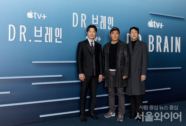 Apple TV+ 최초의 한국어 오리지널 시리즈 ‘Dr. 브레인’ (왼쪽부터) 이강무 역의 배우 박희순, 연출자 김지운 감독과 '고세원' 역의 배우 이선균. 사진=Apple TV+ 제공