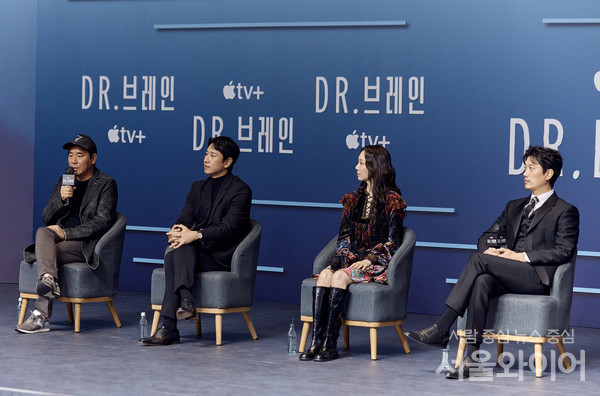 애플TV+ 최초의 한국어 오리지널 시리즈 ‘Dr. 브레인’ 온라인 컨퍼런스 당시 (왼쪽부터) 연출자 김지운 감독과 배우 이선균, 이유영, 박희순. 사진=애플TV+ 제공