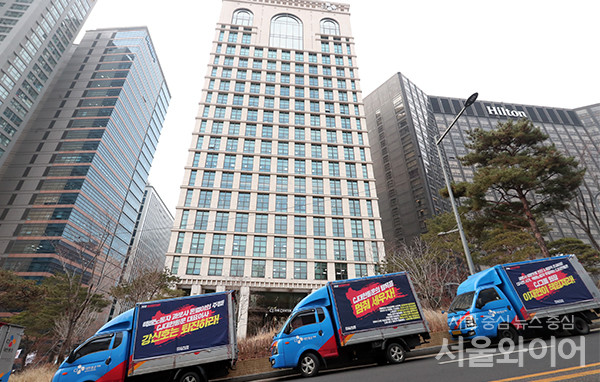 29일 서울 중구 CJ그룹 본사앞에 CJ대한통운 택배 차량들이 세워져 있다.