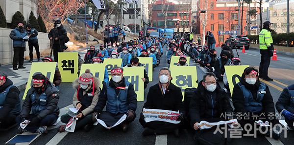 29일 서울 중구 CJ그룹 본사 앞에서 민주노총 전국택배노동조합 CJ대한통운 택배 노동자들 총파업 결의대회를 하고 있다.