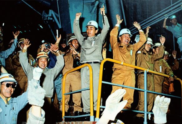 1973년 6월9일 포스코 포항제철소 제1고로에서 첫 출선에 성공한 뒤 박태준 회장(가운데)을 비롯한 포스코 직원들이 만세를 외치며 환호하고 있다. 사진=포스코 제공