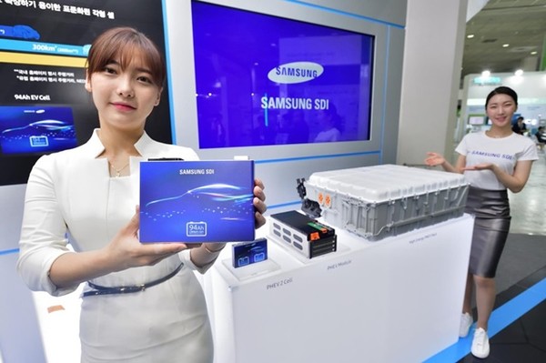 삼성SDI가 인터 배터리 2018에서 배터리 셀을 소개하고 있다. 사진=삼성SDI 제공