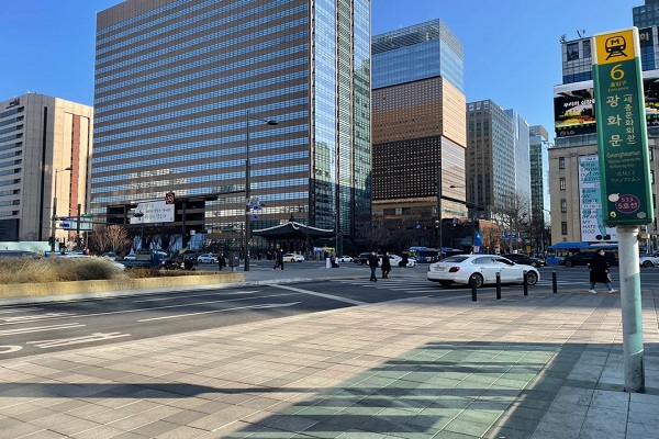 서울 광화문은 직장인들의 발걸음이 끊기면서 상권의 불도 하나 둘씩 꺼지고 있다. 사진=고정빈 기자