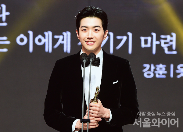 배우 강훈은 드라마 ‘옷소매 붉은 끝동'으로 2021년 MBC 연기대상 남자 신인상 수상했다. 사진: MBC 제공