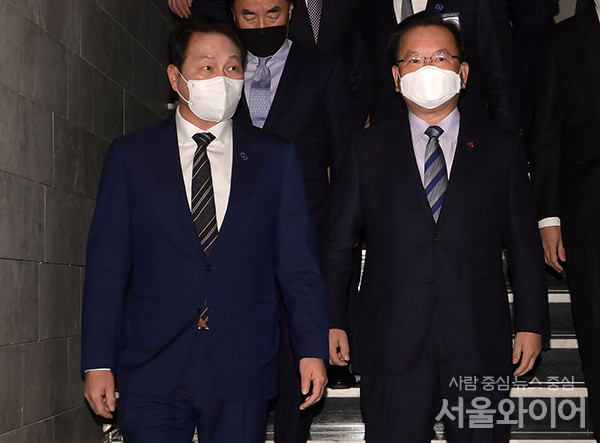 김부겸 국무총리와 최태원 대한상공회의소 회장이 4일 서울 중구 대한상의에서 열린 2022년 경제계 신년인사회에 참석하고 있다. [사진=사진공동취재]