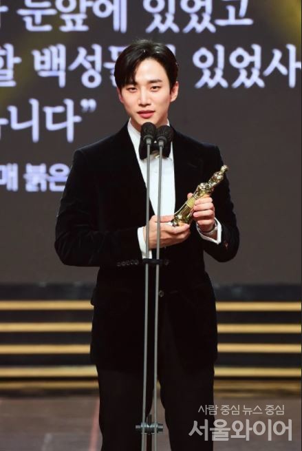 2PM의 이준호는 드라마 ‘옷소매 붉은 끝동'으로 2021년 MBC 연기대상 남자 최우수연기상과 이세영과의 베스트커플상을 수상했다. 사진=MBC 제공