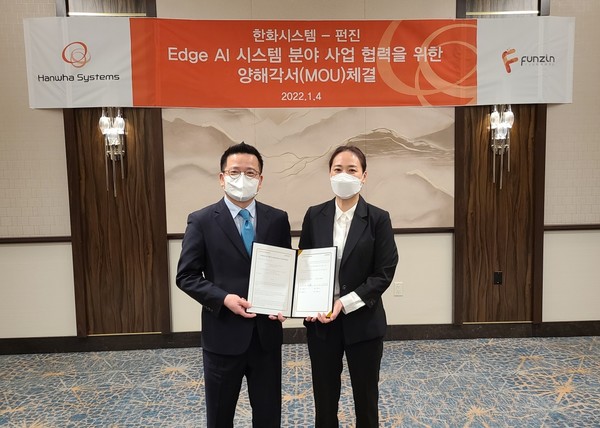 한화시스템이 'CES 2022' 현장에서 AIoT솔루션 전문기업 펀진과 ‘엣지 AI 시스템개발 협력을 위한 업무협약(MOU)’를 체결했다. (왼쪽부터) 어성철 한화시스템 대표이사, 김득화 펀진 대표이사. 사진=한화시스템 제공