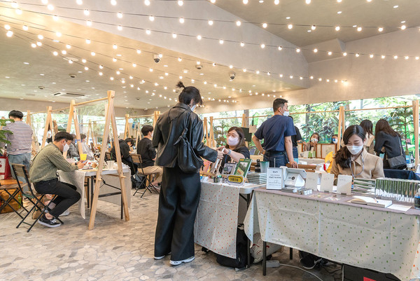 LG유플러스는 7~16일까지 복합문화공간 '일상비일상의틈'에서 '책보부상 페스티벌'을 개최한다.사진=LG유플러스 제공