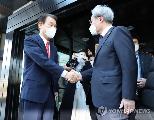 정은보 금감원장(왼쪽)과 고승범 금융위원장이 6일 오전 여의도 금융감독원에서 회동을 마치고 악수하고 있다.  / 사진=연합뉴스