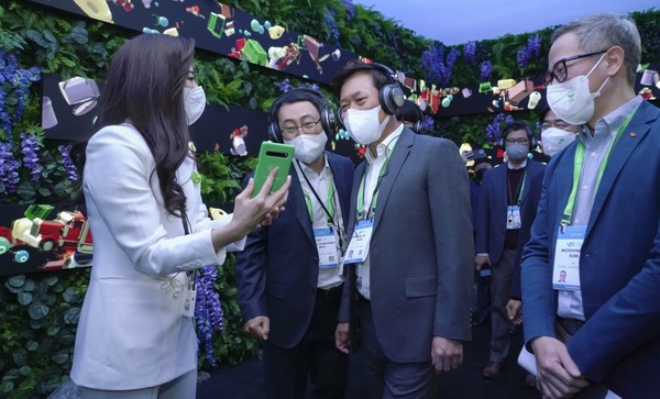 SK그룹 경영진들이 6일 미국 라스베이거스에서 열린 CES2022 SK 전시관을 방문했다.  사진=SK스퀘어 제공