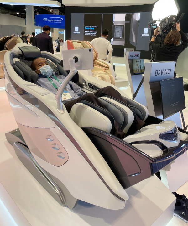 바디프랜드 부스에서 참관객이 체성분 측정 기능이 적용된 '다빈치' 안마의자를 체험하고 있다.  사진=바디프랜드 제공