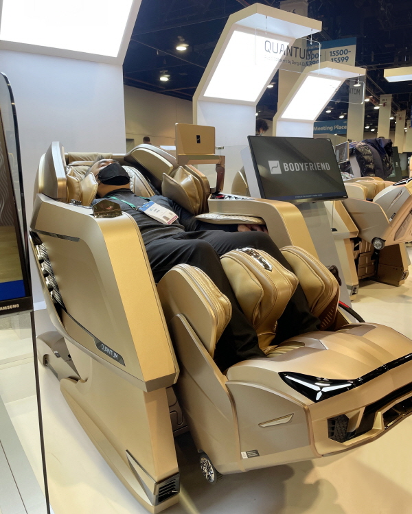 참관객이 바디프랜드 부스에서 ‘퀀텀’ 안마의자를 체험하고 있다. 퀀텀은 오디오 전문 브랜드 뱅앤올룹슨과 파트너십을 통해 탄생했다. 사진=바디프랜드 제공