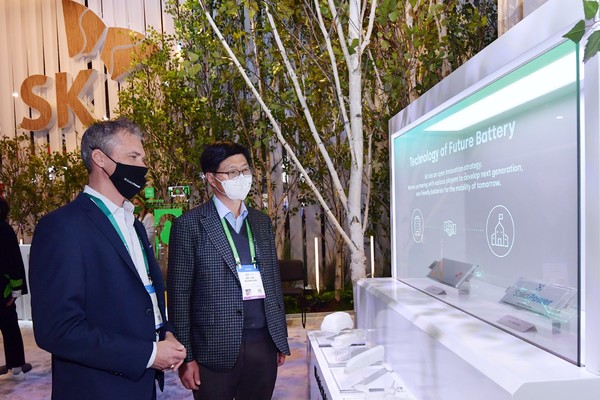 SK이노베이션과 미국 솔리트파워 경영진이 CES2022 현장에서 만나 배터리 개발 협력방안을 논의했다. (왼쪽부터) 존 제이콥 솔리드파워 최고마케팅책임자(CMO), 이상준 SK이노베이션 환경과학기술원장. 사진=SK이노베이션 제공